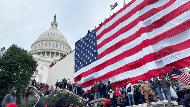 Участники акции протеста сторонников действующего президента США Дональда Трампа у здания конгресса в Вашингтоне