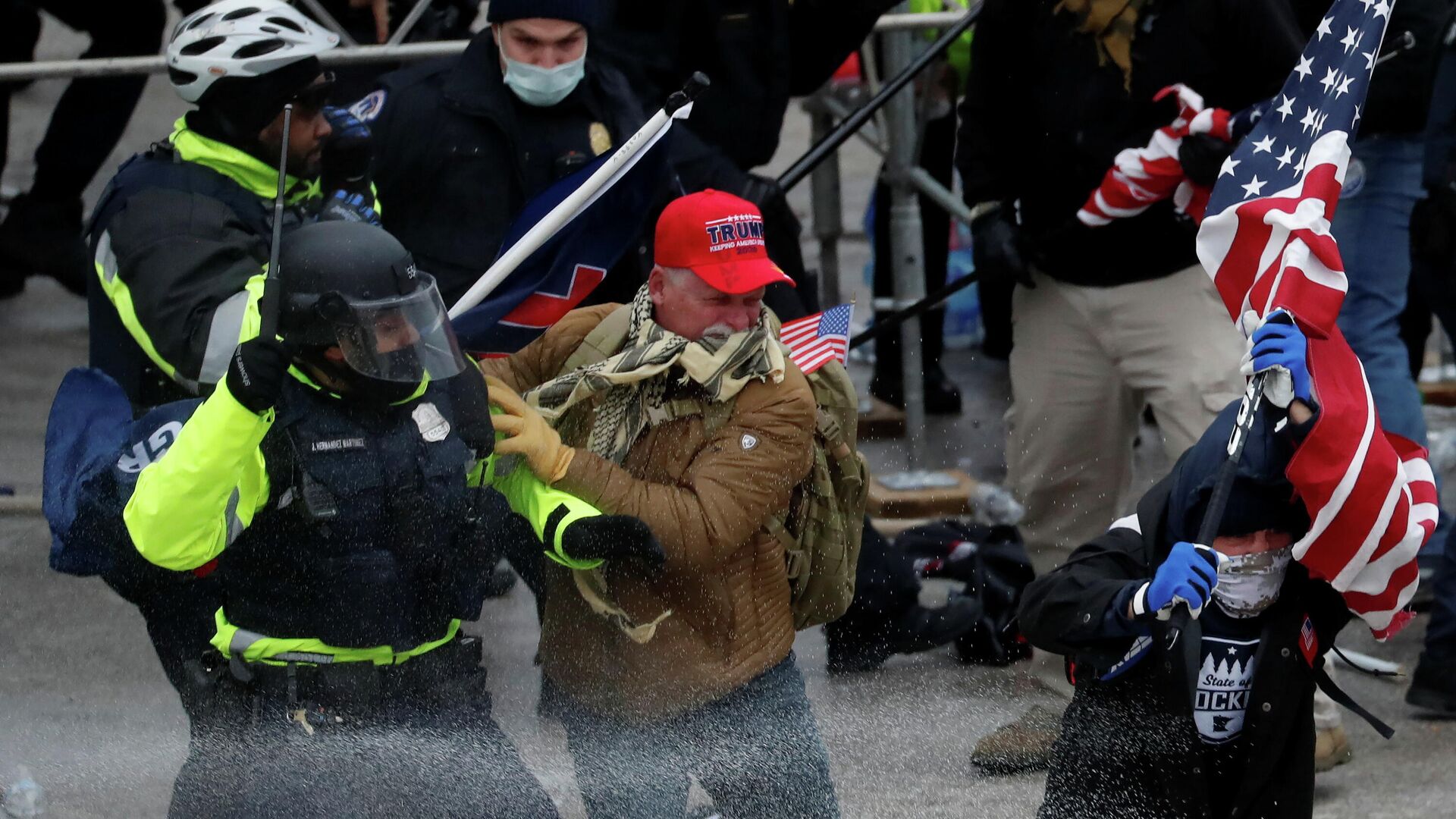 Участники акции протеста сторонников Дональда Трампа и сотрудники полиции у здания Конгресса США в Вашингтоне - РИА Новости, 1920, 09.01.2021