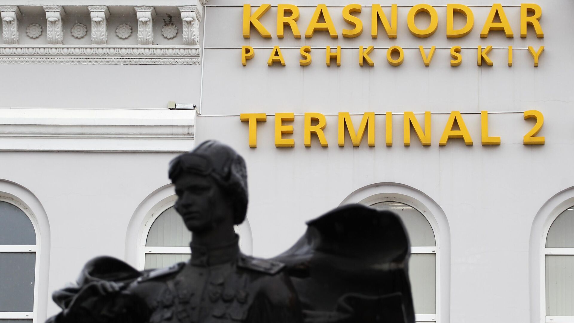Здание терминала международного аэропорта Краснодара Здание терминала международного аэропорта Краснодара - РИА Новости, 1920, 25.03.2021