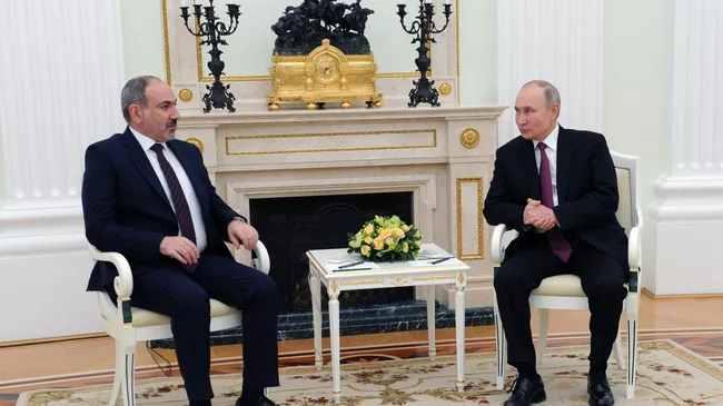 Президент РФ Владимир Путин и премьер-министр Армении Никол Пашинян во время двухсторонней встречи в Кремле