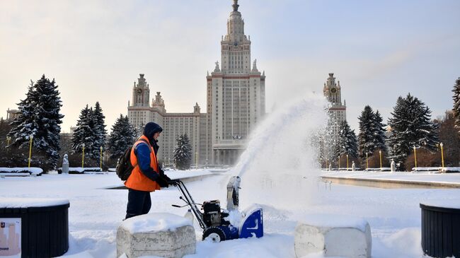 Уборка снега у здания Московского государственного университета имени М. В. Ломоносова в Москве