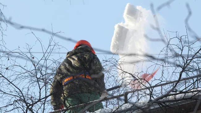 Очистка крыши от снега