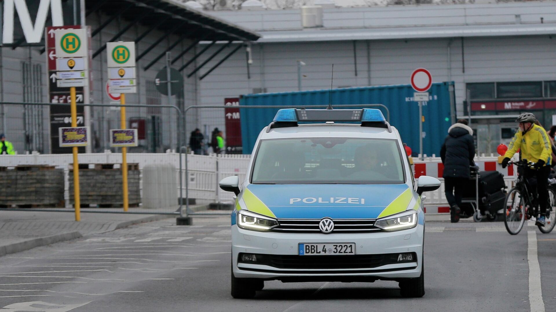 Полицейский автомобиль в аэропорту Бранденбург в Берлине - РИА Новости, 1920, 03.03.2024