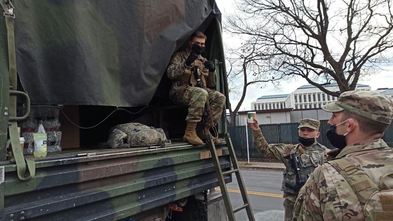 Военнослужащие Национальной гвардии дежурят на одной из улиц неподалеку от здания Капитолия в Вашингтоне - РИА Новости, 1920, 19.01.2021