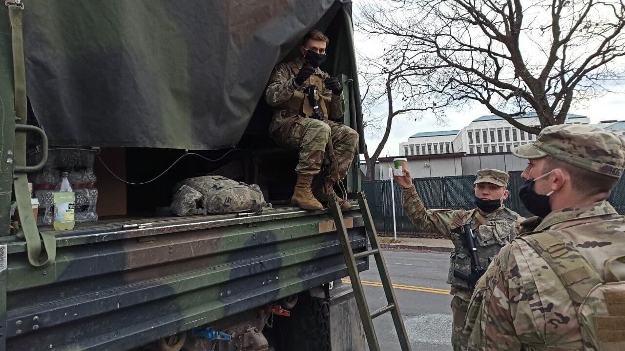 Военнослужащие Национальной гвардии дежурят на одной из улиц неподалеку от здания Капитолия в Вашингтоне Военнослужащие Национальной гвардии дежурят на одной из улиц неподалеку от здания Капитолия в Вашингтоне - РИА Новости, 1920, 19.01.2021
