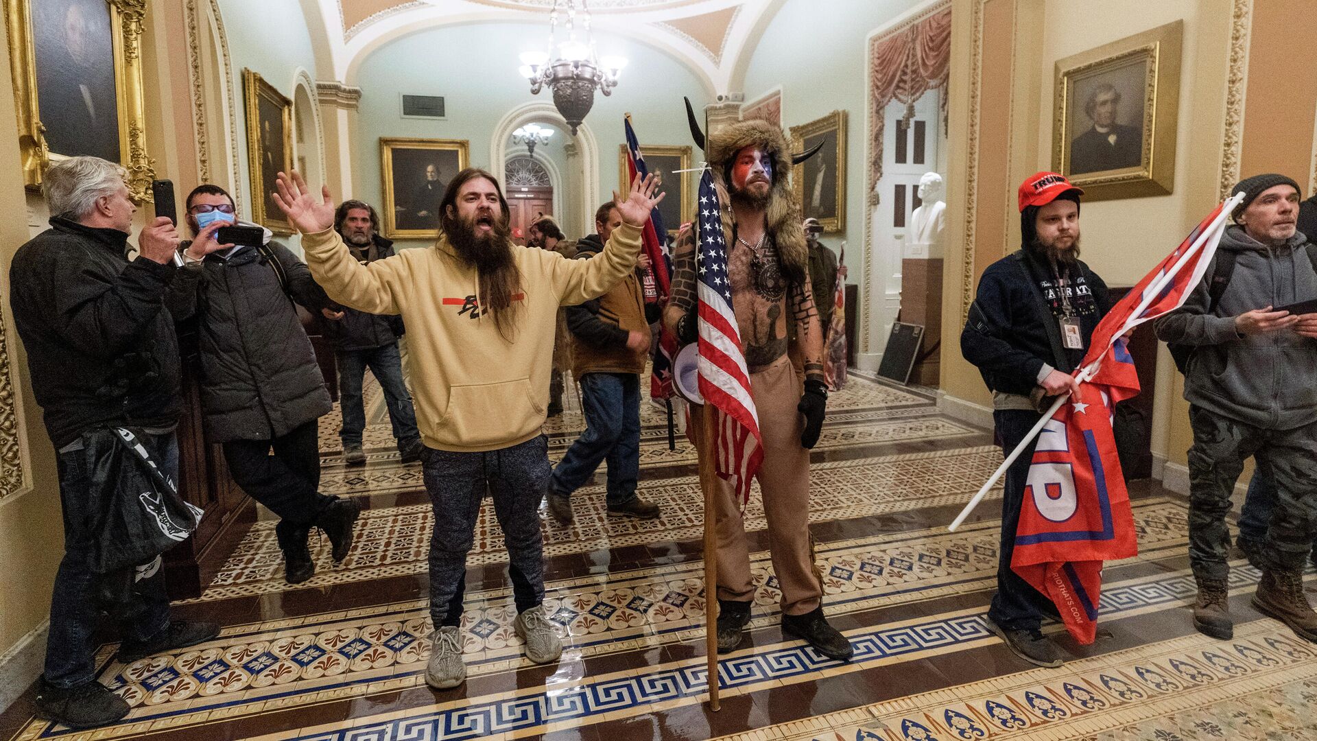 Сторонники президента Дональда Трампа выстроились напротив сотрудников полиции во время вторжения в Капитолий в Вашингтоне  - РИА Новости, 1920, 05.03.2021