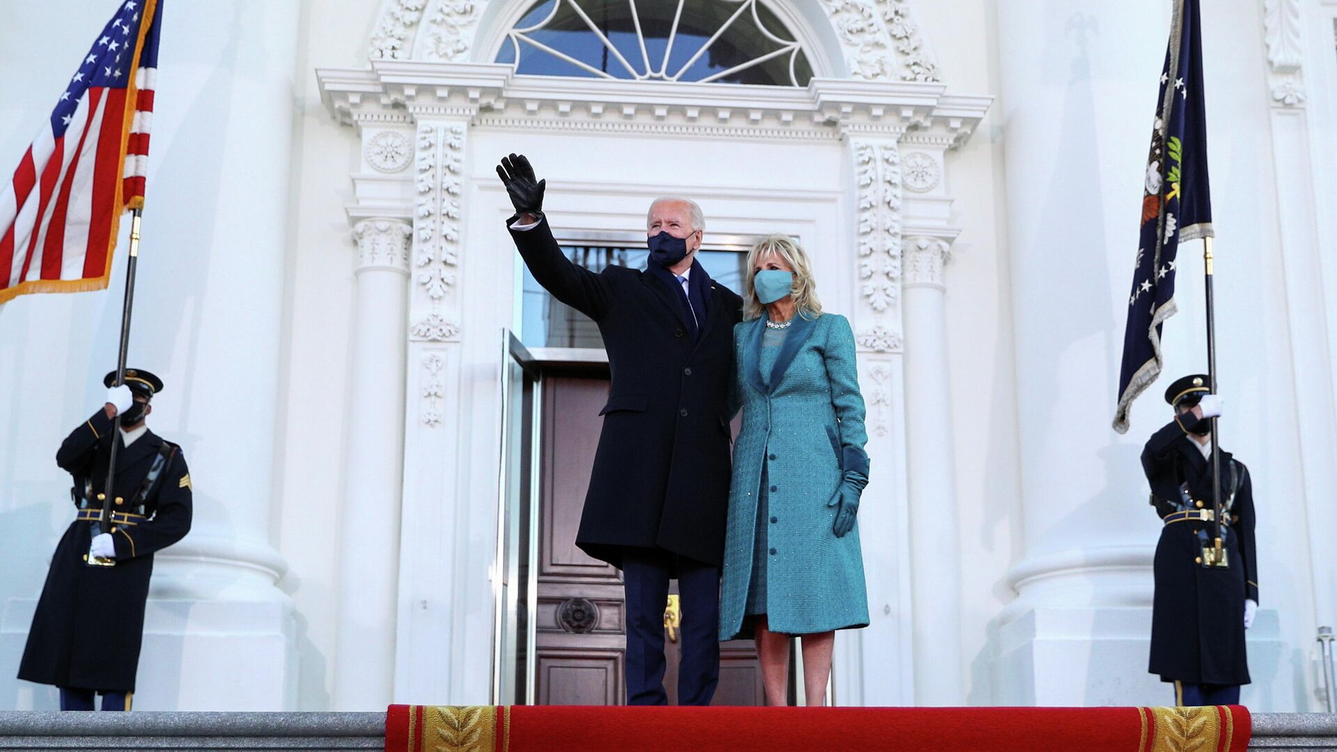 Президент США Джо Байден с супругой Джилл у Белого дома - РИА Новости, 1920, 29.01.2021