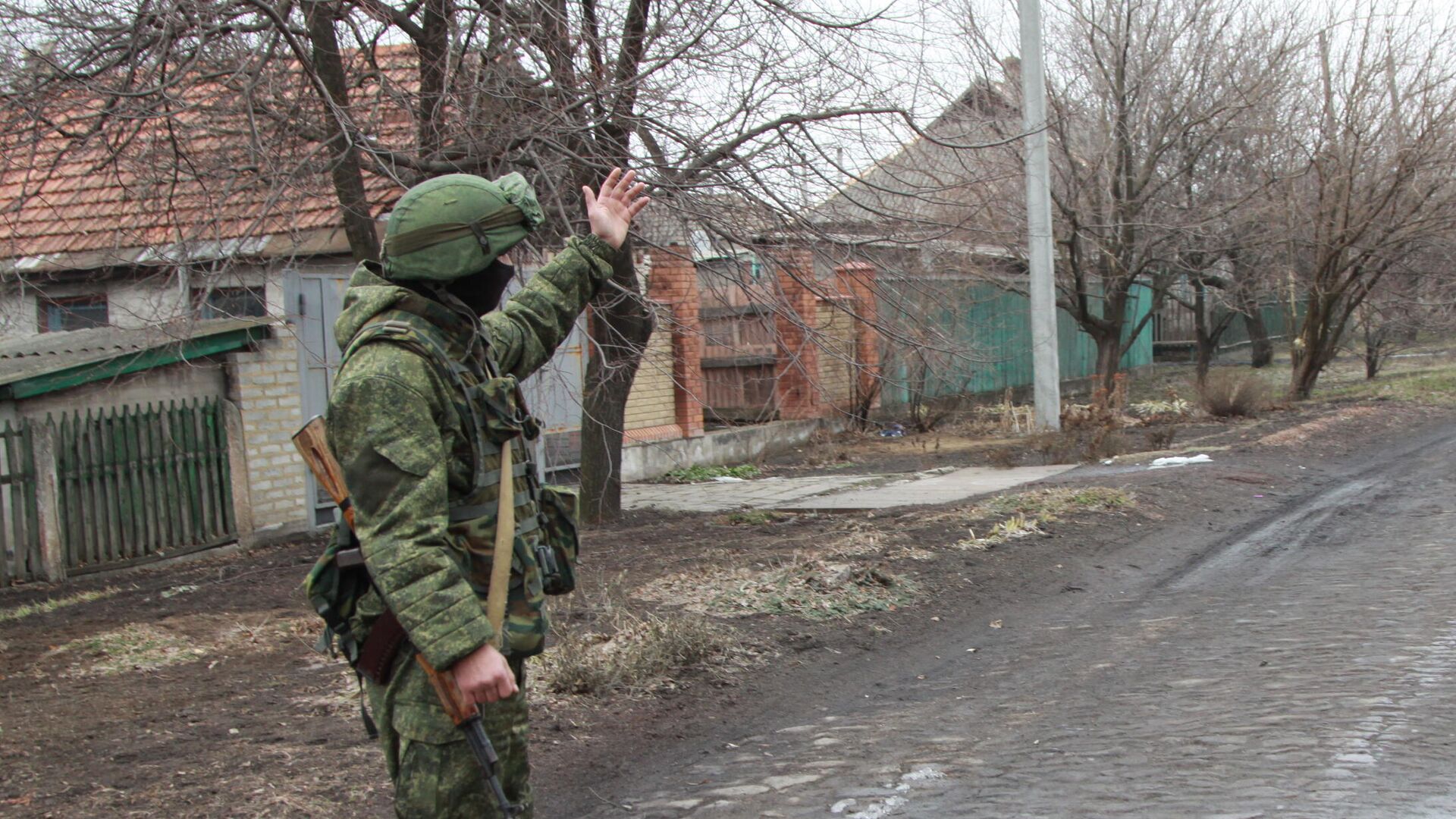 Военнослужащий армии ДНР в поселке Старомихайловка Донецкой области - РИА Новости, 1920, 29.03.2021