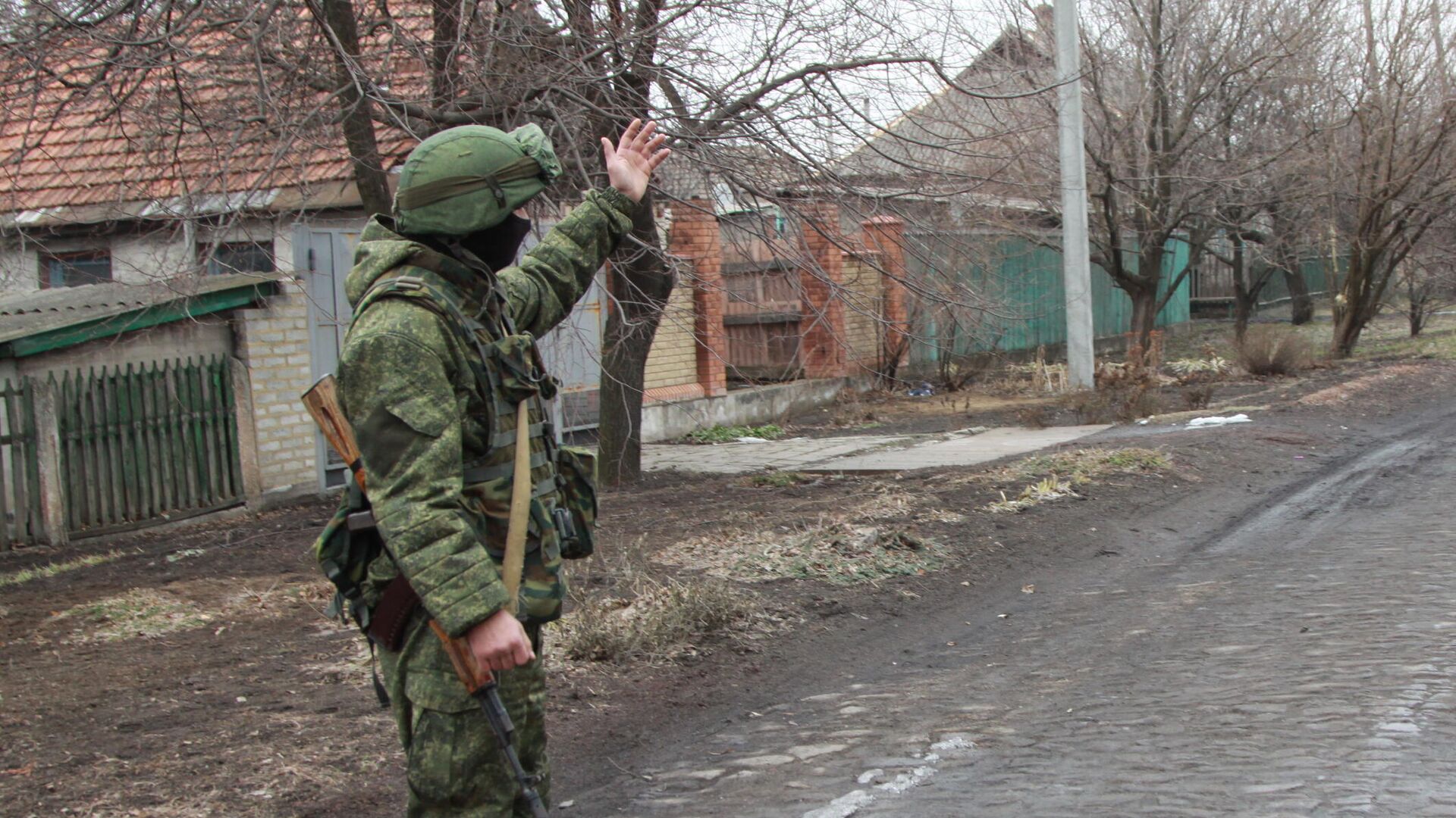 Военнослужащий армии ДНР в поселке Старомихайловка Донецкой области - РИА Новости, 1920, 29.03.2021