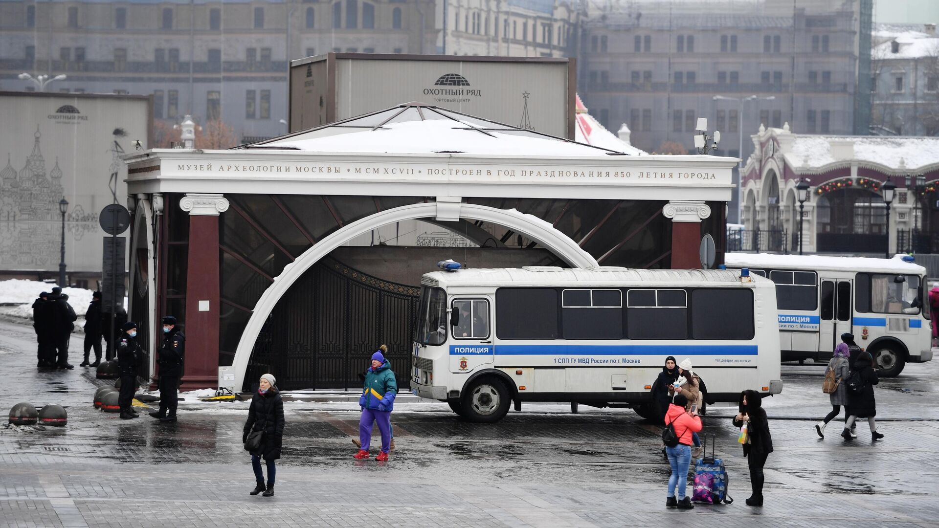 Сотрудники полиции на Манежной площади перед началом несанкционированной акции сторонников Алексея Навального в Москве - РИА Новости, 1920, 23.01.2021