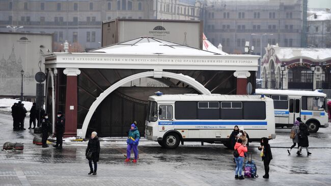 Сотрудники полиции на Манежной площади перед началом несанкционированной акции сторонников Алексея Навального в Москве