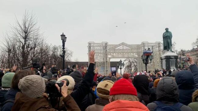 Пластиковые бутылки летят в полицейских на Пушкинской площади в Москве 