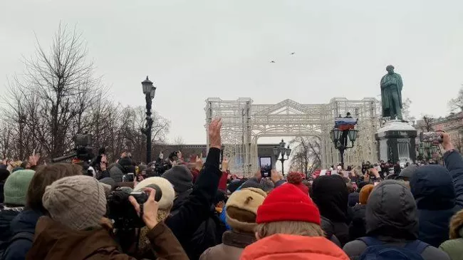 Пластиковые бутылки летят в полицейских на Пушкинской площади в Москве 