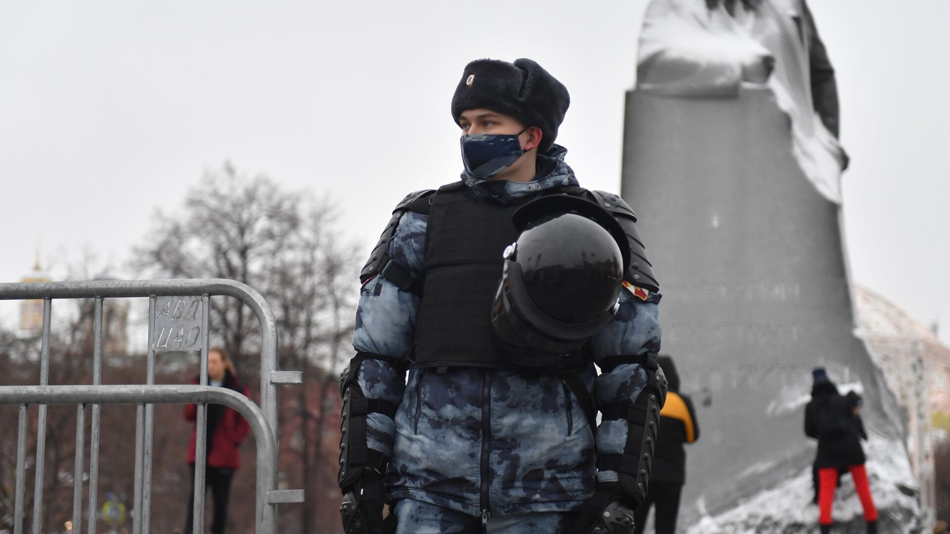 Сотрудник Росгвардии на Театральной площади в Москве во время несанкционированной акции сторонников Алексея Навального - РИА Новости, 1920, 23.01.2021