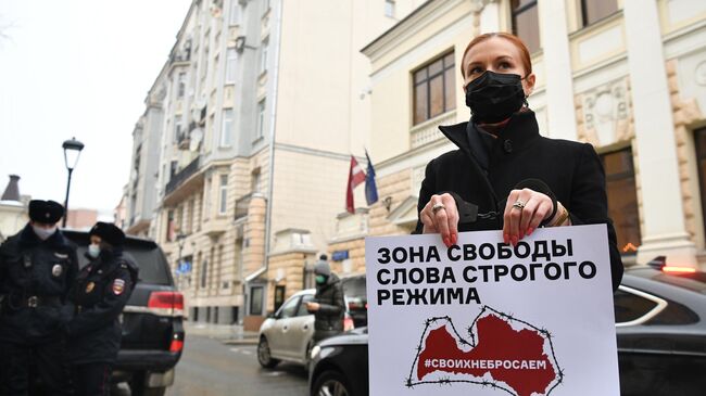 Мария Бутина в одиночном пикете против травли работников российских СМИ в Латвии и Прибалтике у посольства Латвии в Москве