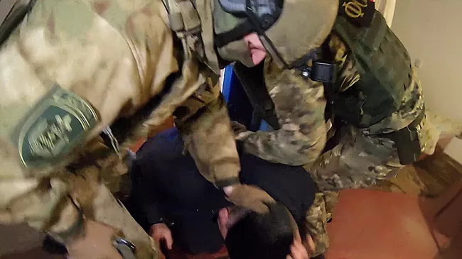 Сотрудники ФСБ РФ проводят задержание членов ячейки международной террористической организации Хизб yт-Тахрир аль-Ислами (запрещена в России) в Калужской области. Кадр видео