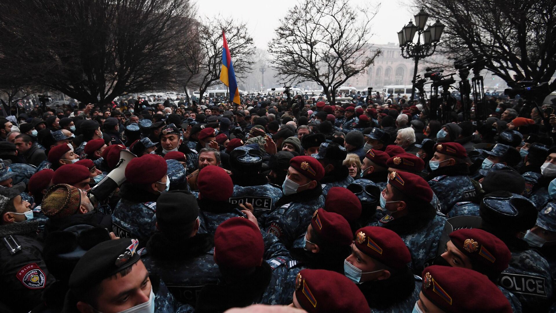 Полицейские во время акции протеста с требованием отставки премьер-министра Армении Никола Пашиняна возле здания генеральной прокуратуры в Ереване - РИА Новости, 1920, 20.02.2021