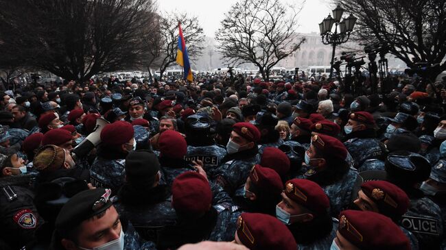 Полицейские во время акции протеста с требованием отставки премьер-министра Армении Никола Пашиняна возле здания генеральной прокуратуры в Ереване