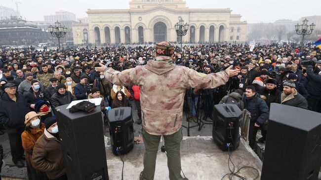 Участники акции протеста с требованием отставки премьер-министра Армении Никола Пашиняна на площади Республики в Ереване