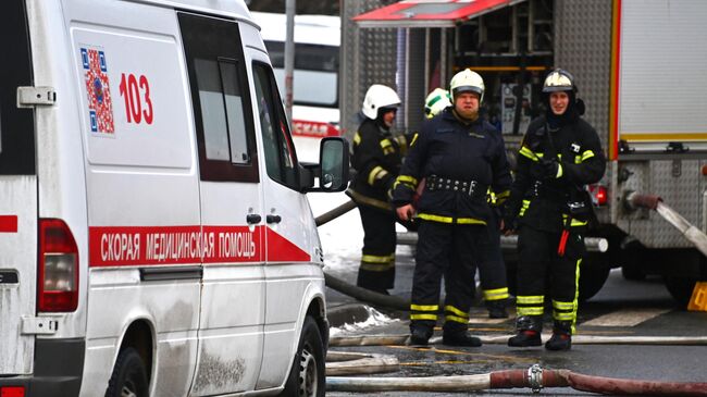 Автомобиль скорой помощи на месте пожара в районе Туристской улицы на северо-западе Москвы