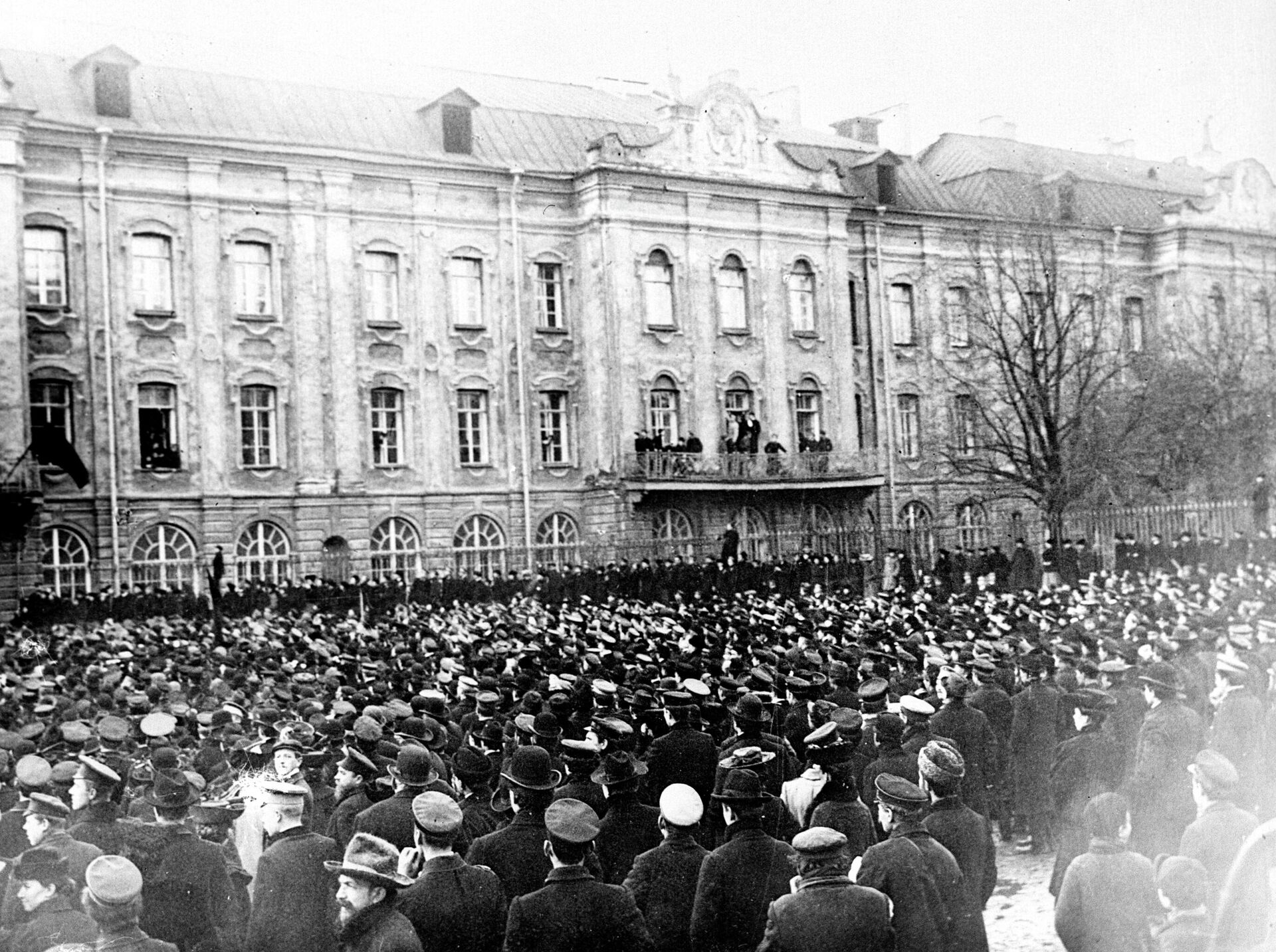 Петербург в дни революции 1905 года. Митинг у здания университета. - РИА Новости, 1920, 31.01.2021