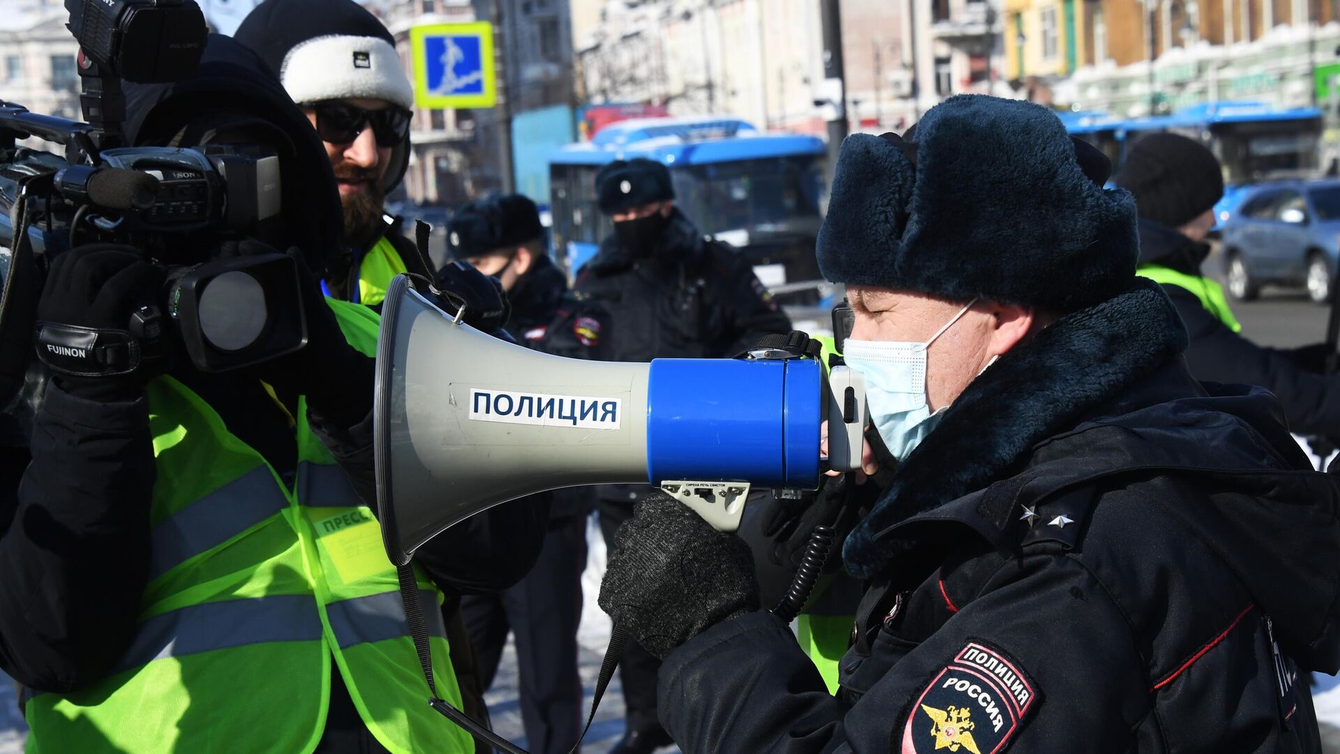 Сотрудник правоохранительных органов и журналисты во время несанкционированной акции протеста во Владивостоке - РИА Новости, 1920, 31.01.2021