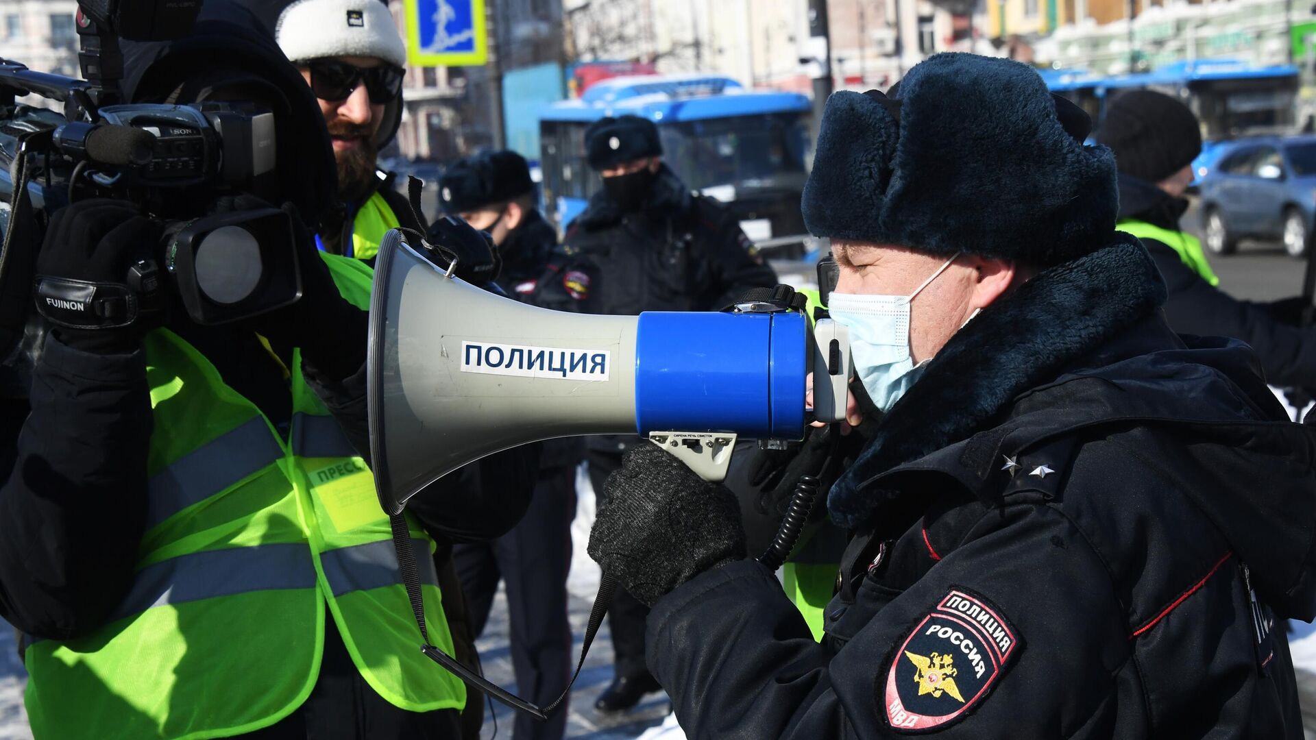 Сотрудник правоохранительных органов и журналисты во время несанкционированной акции протеста во Владивостоке - РИА Новости, 1920, 31.01.2021