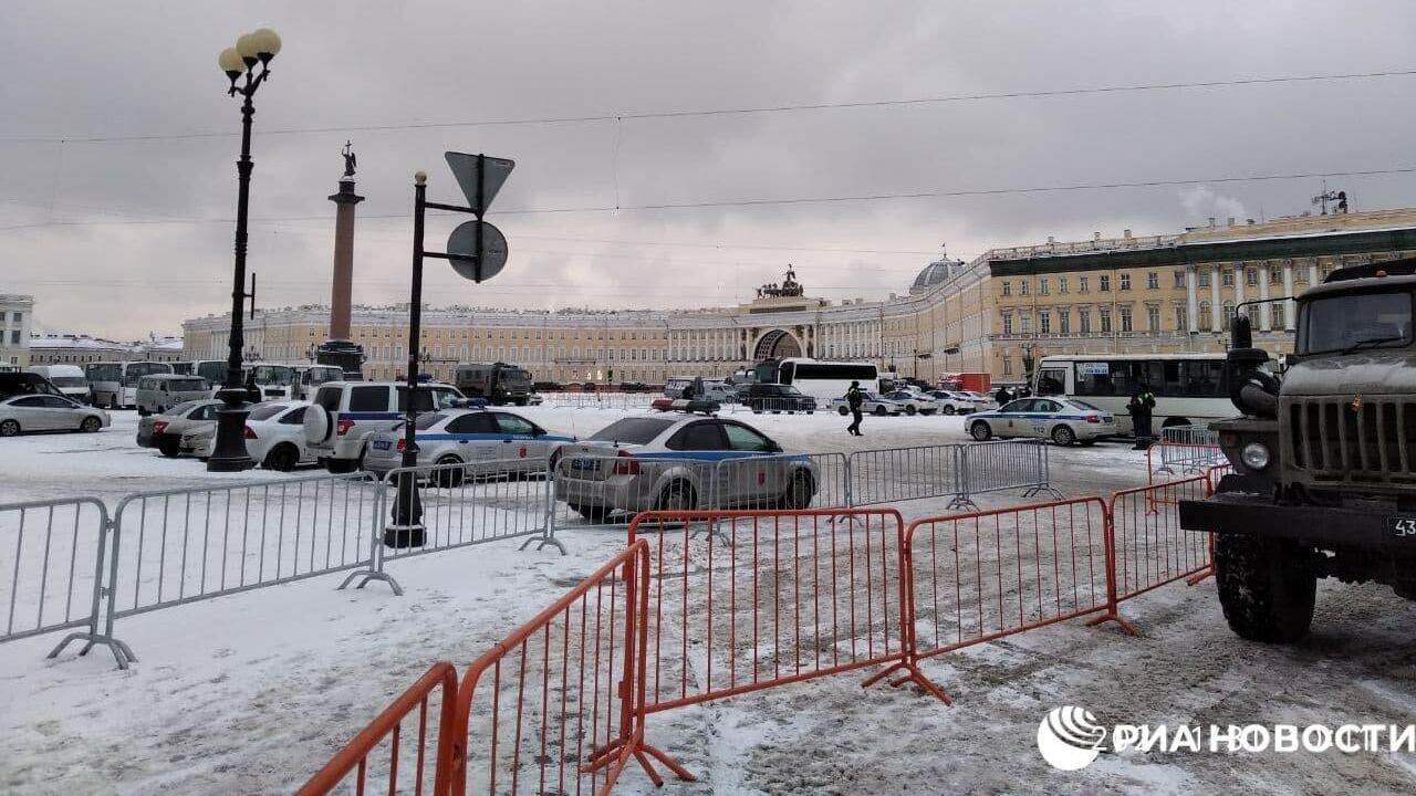 Дворцовую площадь перекрыли  перед несогласованной акцией в Санкт-Петербурге - РИА Новости, 1920, 31.01.2021