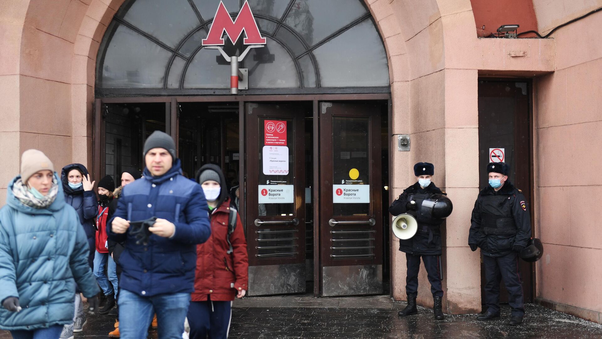 Сотрудники полиции дежурят у станции метро Красные ворота в Москве перед началом несанкционированной акции - РИА Новости, 1920, 31.01.2021