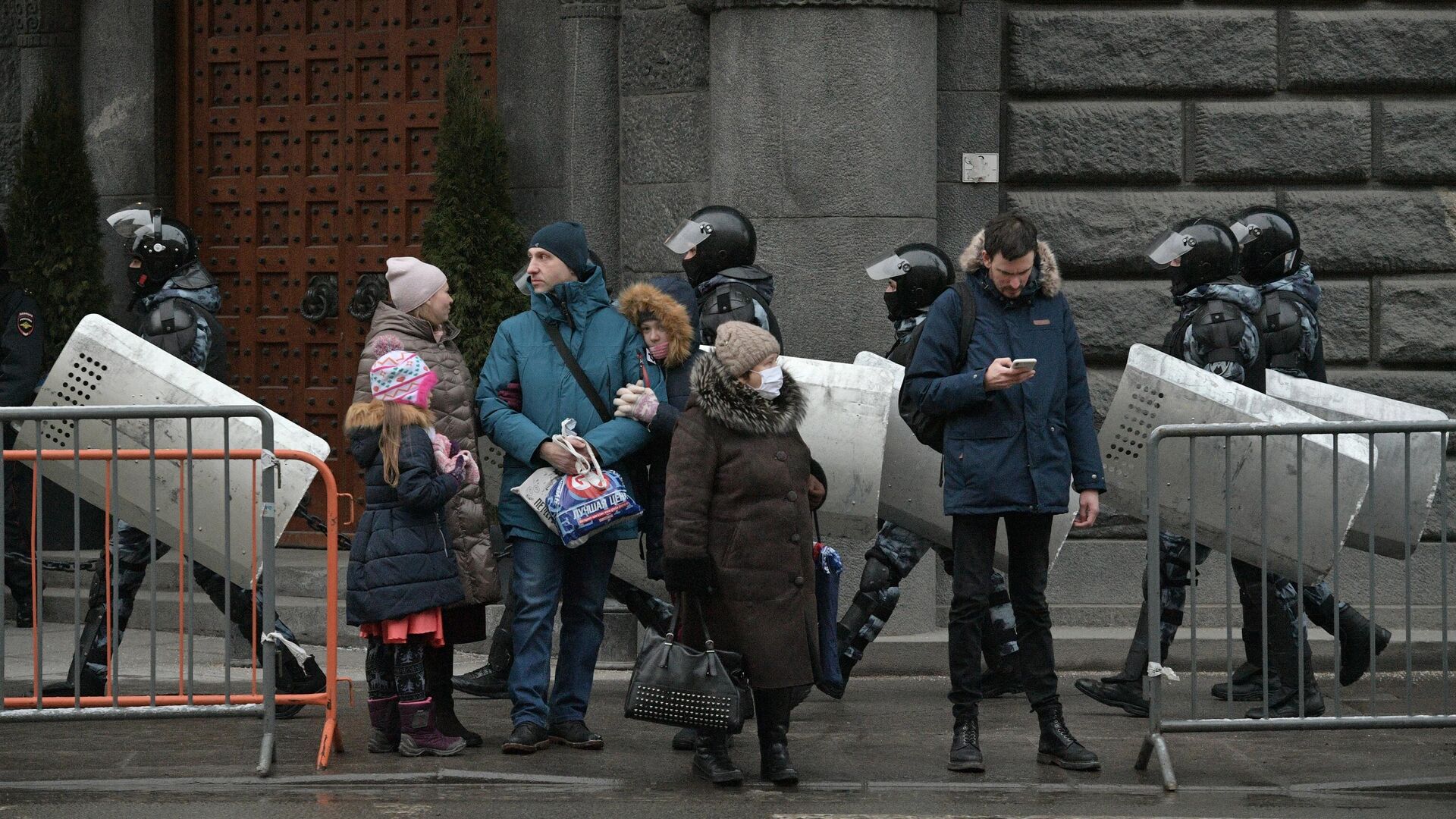 Сотрудники правоохранительных органов и горожане перед началом несанкционированной акции сторонников Алексея Навального в Санкт-Петербурге - РИА Новости, 1920, 31.01.2021