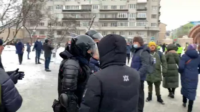Полиция активно задерживает митингующих у станции метро Красные Ворота в Москве 