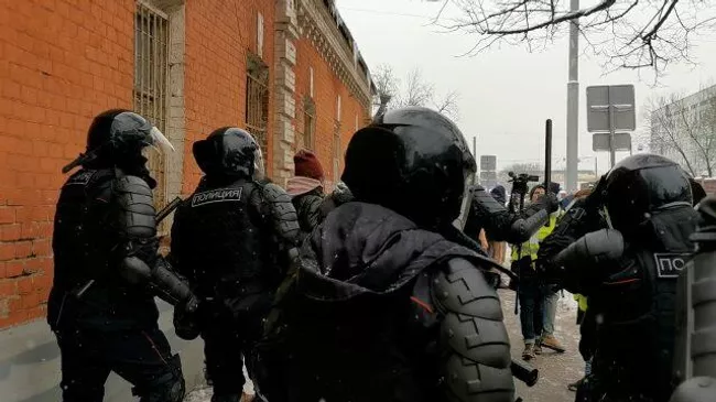 Полиция оттесняет протестующих от Матросской тишины    