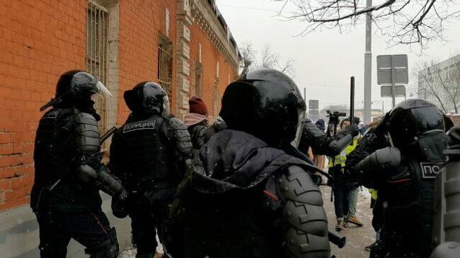 Полиция оттесняет протестующих от Матросской тишины    