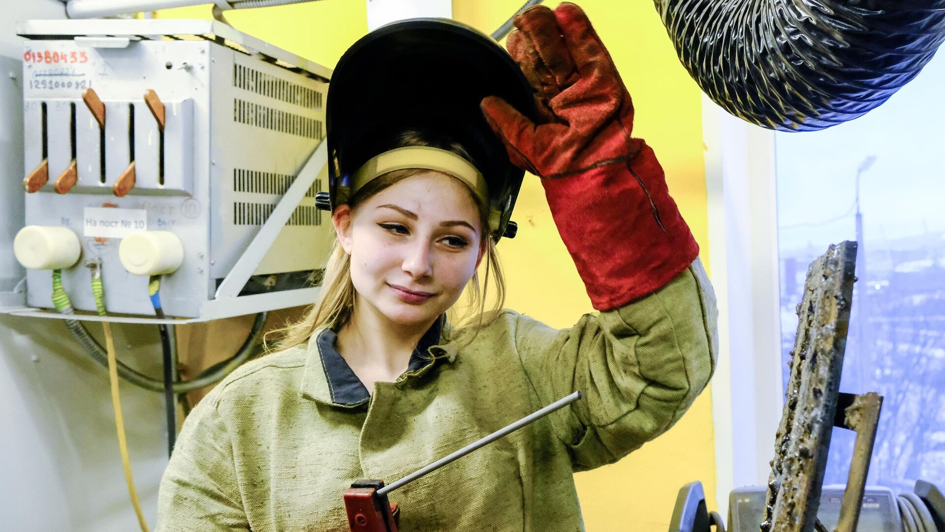 Учащаяся Мурманского индустриального колледжа в сварочной мастерской - РИА Новости, 1920, 06.08.2025