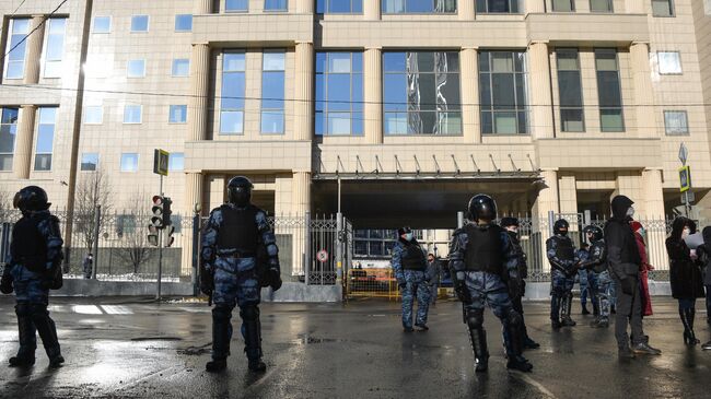 Сотрудники Росгвардии и полиции у здания Московского городского суда