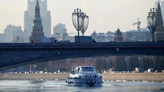 Теплоход на реке Москве