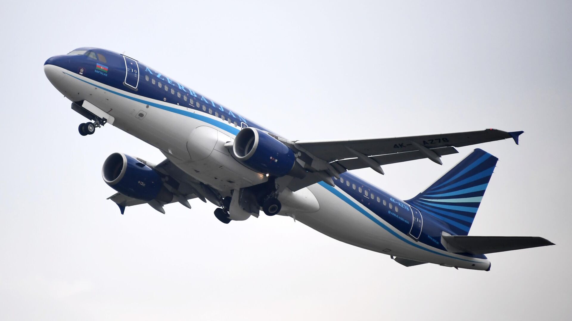 Самолет авиакомпании Azerbaijan Airlines в аэропорту Внуково - РИА Новости, 1920, 06.10.2021