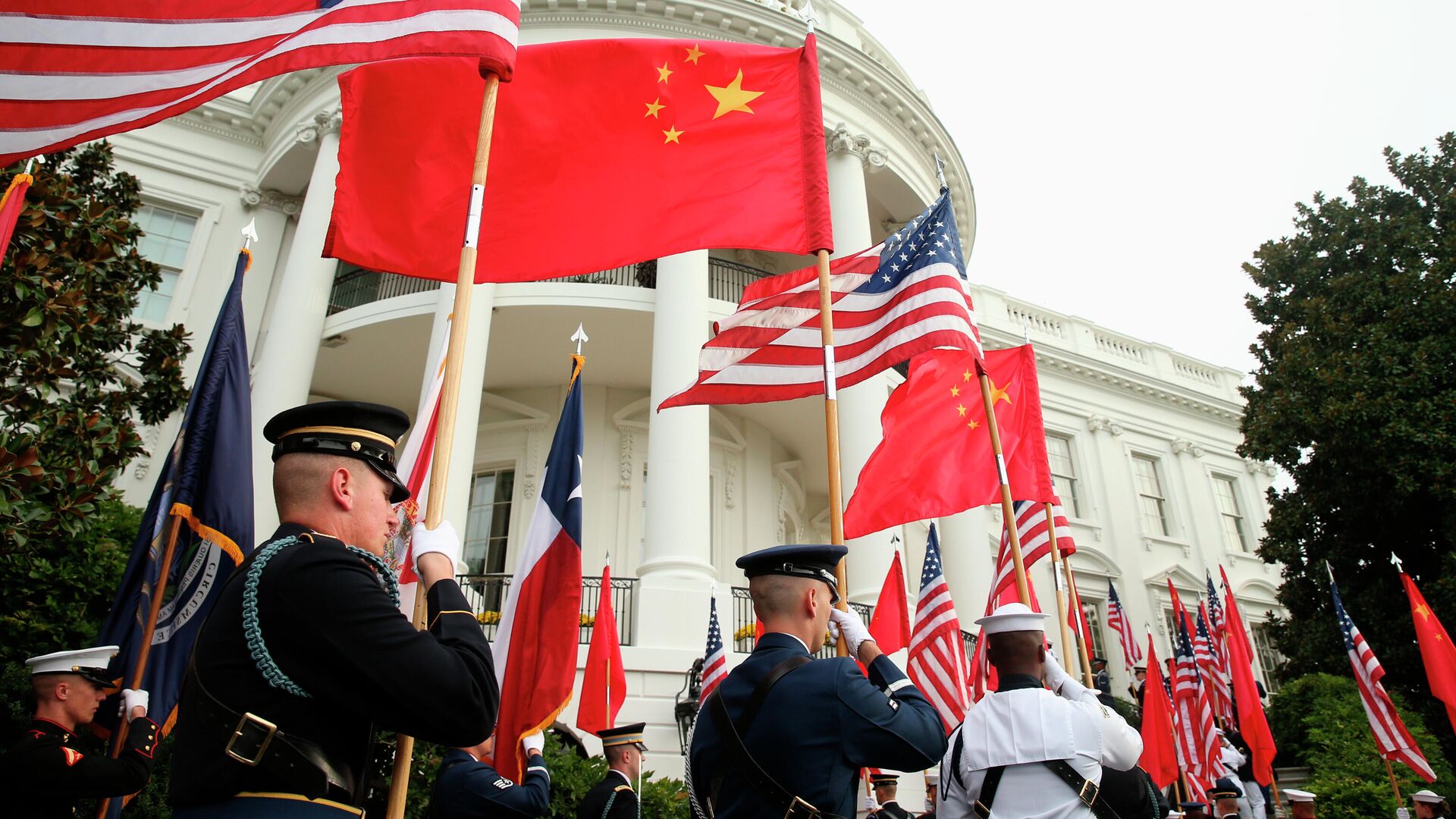 Военнослужащие США с флагами США и Китая на фоне Белого дома в Вашингтоне - РИА Новости, 1920, 01.04.2021