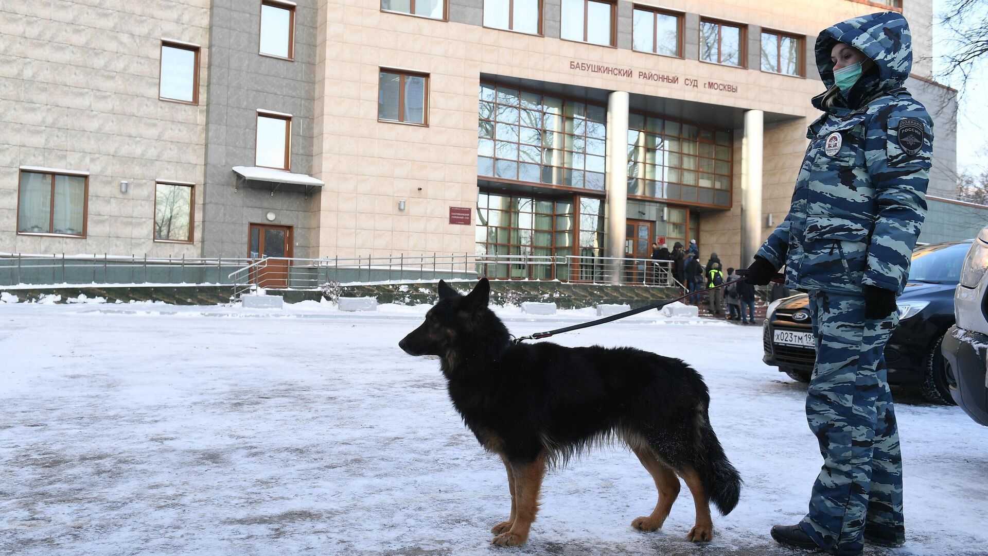 Сотрудница Федеральной службы судебных приставов у здания Бабушкинского районного суда, где состоится заседание по делу Алексея Навального - РИА Новости, 1920, 05.02.2021