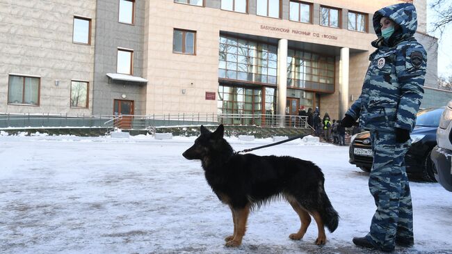 Сотрудница Федеральной службы судебных приставов у здания Бабушкинского районного суда, где состоится заседание по делу Алексея Навального