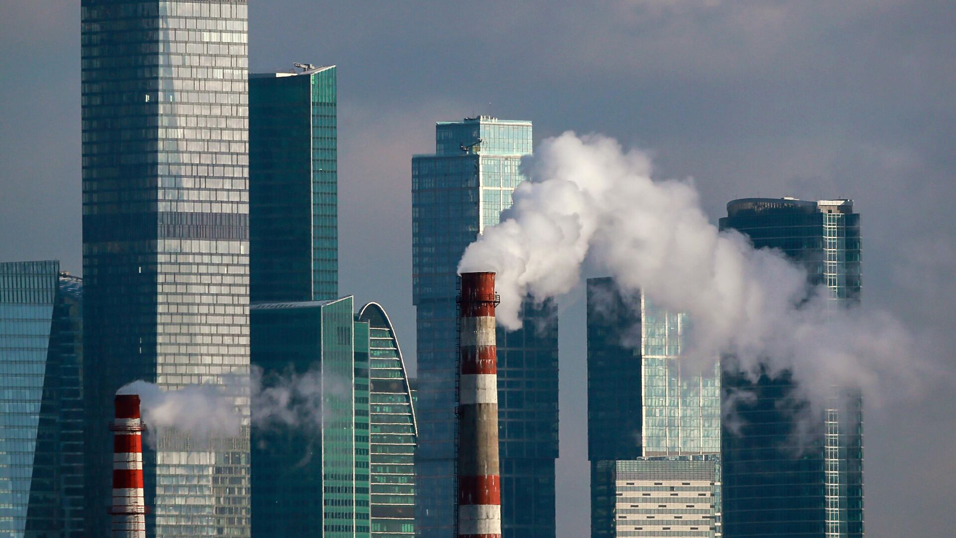 Дым из труб ТЭЦ возле международного делового центра Москва-Сити - РИА Новости, 1920, 26.05.2021