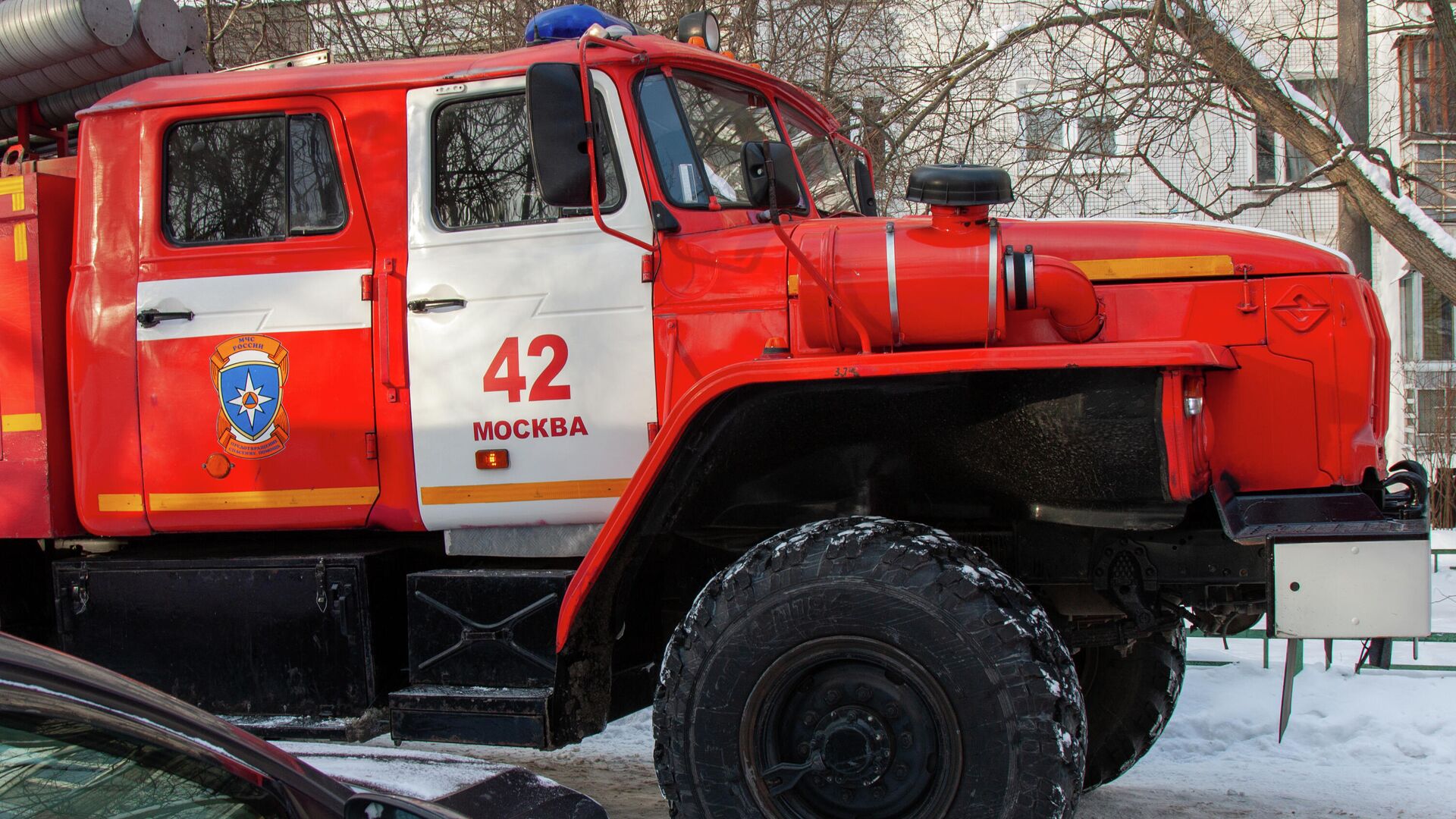 Автомобиль пожарной службы на месте пожара в жилом доме в поселке Мосрентген в Новой Москве - РИА Новости, 1920, 20.11.2022