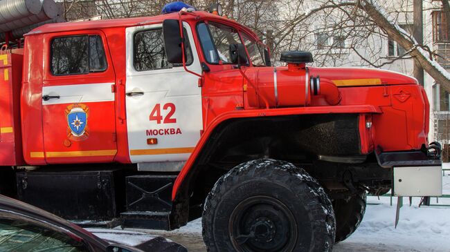 Автомобиль пожарной службы на месте пожара в жилом доме в поселке Мосрентген в Новой Москве