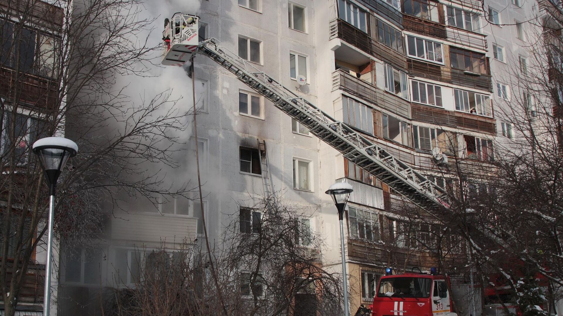 Сотрудники пожарной службы тушат пожар а в жилом доме в поселке Мосрентген в Новой Москве - РИА Новости, 1920, 06.02.2021