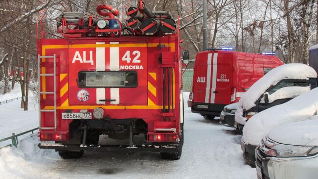 Автомобиль пожарной службы на месте пожара 