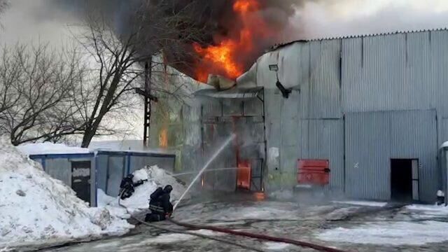 Пожарные МЧС тушат горящий металлический ангар на Варшавском шоссе в Москве  - РИА Новости, 1920, 07.02.2021