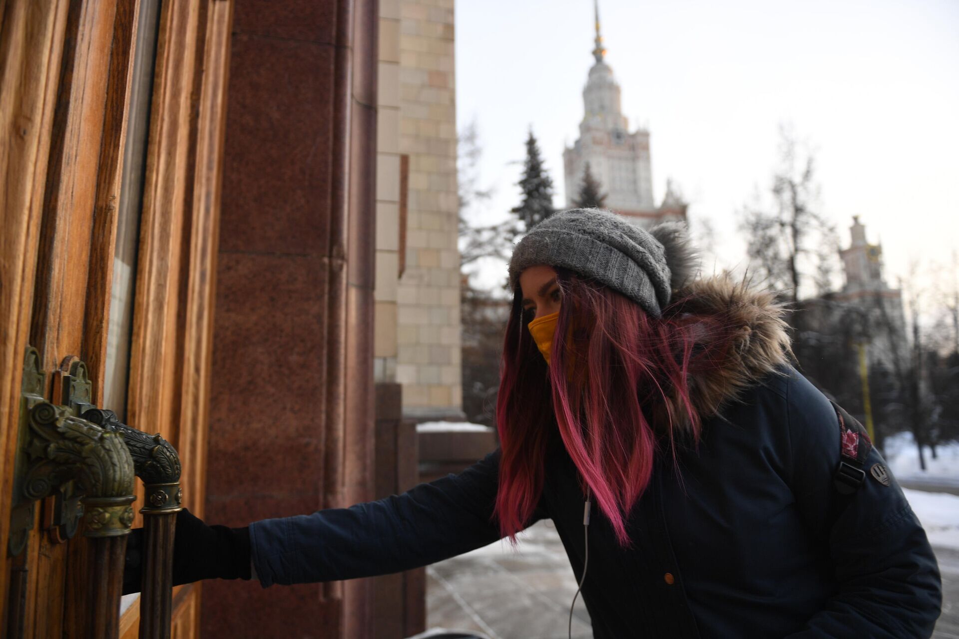 Девушка на входе в здание Московского государственного университета имени М. В. Ломоносова - РИА Новости, 1920, 16.12.2021