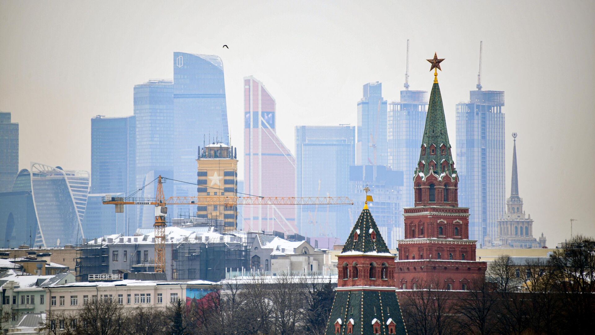 Вид на башни московского Кремля и небоскребы делового центра Москва-сити - РИА Новости, 1920, 24.02.2021