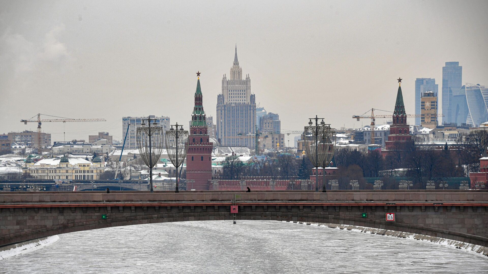 Вид на башни московского Кремля и здание МИД - РИА Новости, 1920, 30.10.2023