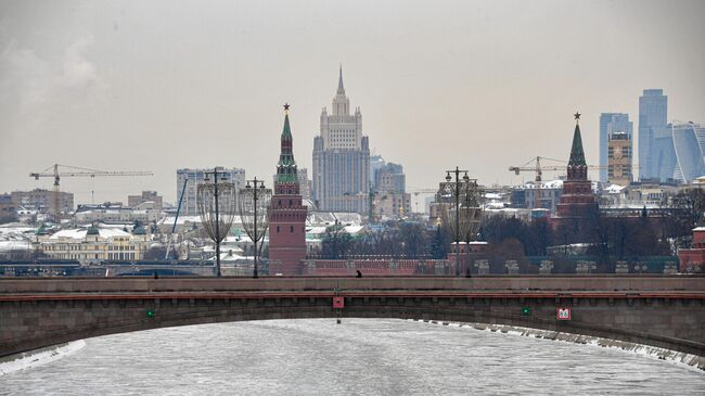 Вид на башни московского Кремля и здание МИД